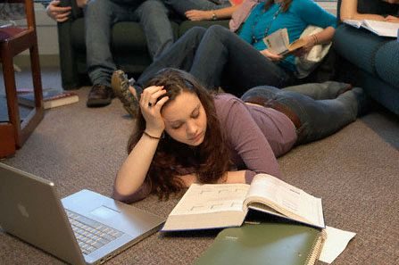 Studenci kują i liczą pieniądze