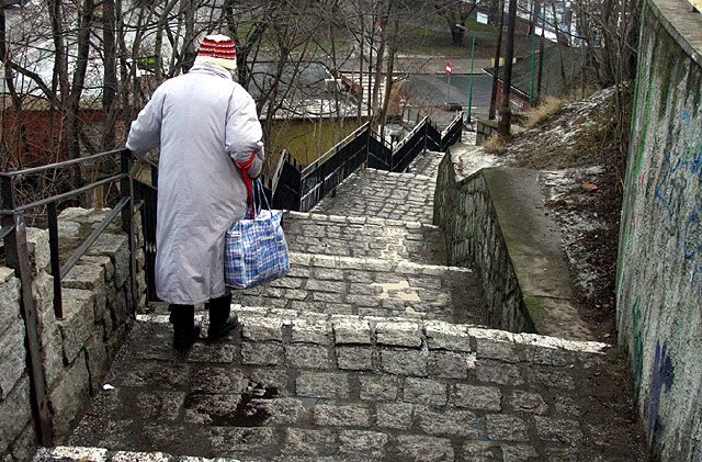 Zejście ze schodów łączących ul. Wincentego Pola z Drzymały to prawdziwe wyzwanie nie tylko dla osób starszych.