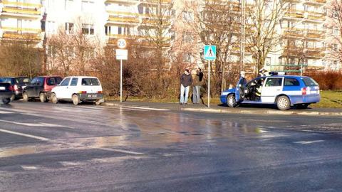 Kraksa na śliskim skrzyżowaniu