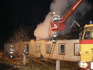 Po nocnym pożarze spłonął opuszczony dom