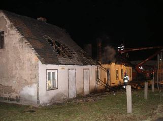 Po nocnym pożarze spłonął opuszczony dom