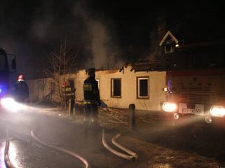 Po nocnym pożarze spłonął opuszczony dom