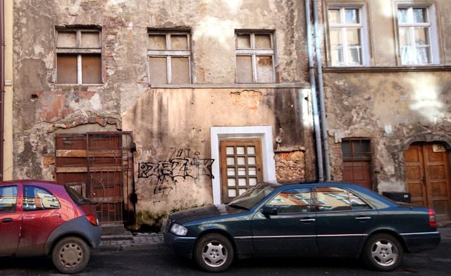 Uliczne parkingi w Jeleniej Górze są niestrzeżone. Na zdjęciu – ulica Krótka.
