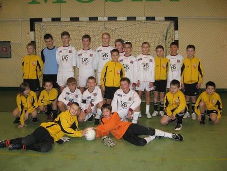 Pamiątkowe zdjęcie młodzików SP Gol i KKS Jelenia Góra.