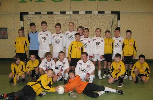 Pamiątkowe zdjęcie młodzików SP Gol i KKS Jelenia Góra.
