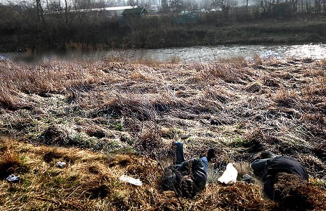 Ciepłe lutowe przedpołudnie nad Bobrem. Bezdomni ucinają sobie drzemkę. Mroźna noc może dla nich zakończyć się tragicznie.
