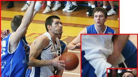 Na tym zdjęciu wyraźnie widać, jak Grzegorz Jankowski (zszedł w 26 min za 5 przewinień) chwyta mocno za genitalia Jakuba Czecha nie pozwalając mu wykonać rzutu na kosz.