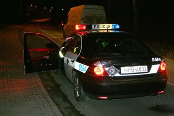 Zatoczył się i wpadł pod samochód