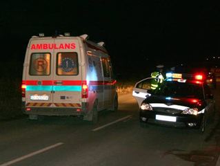 Zatoczył się i wpadł pod samochód