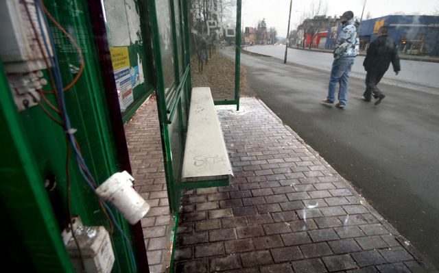 Zniszczony przystanek przy ulicy Wolności róg Żeromskiego.
