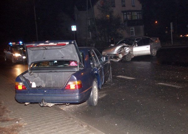 Kraksa za przejazdem: trzy osoby poszkodowane