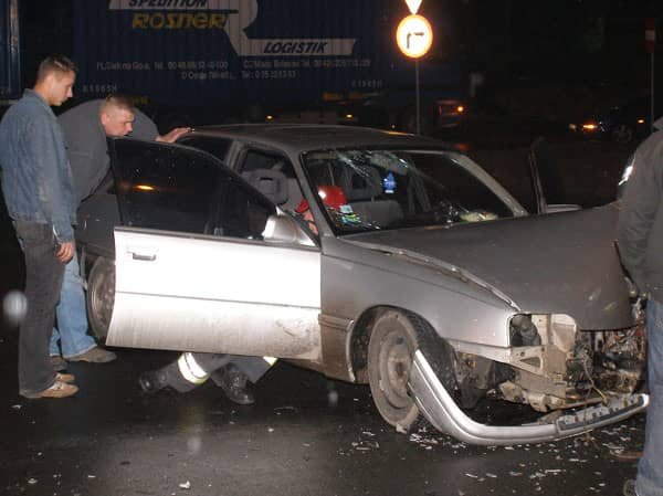 Kraksa za przejazdem: trzy osoby poszkodowane