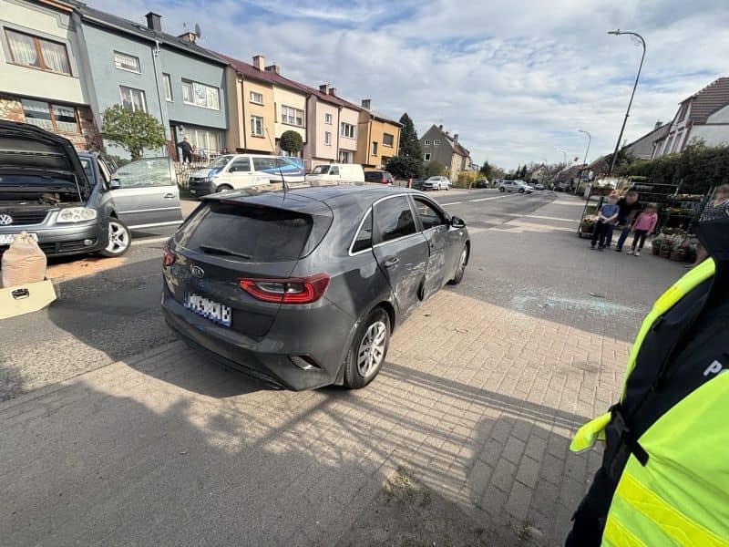 Uderzył w radiowóz i próbował uciec