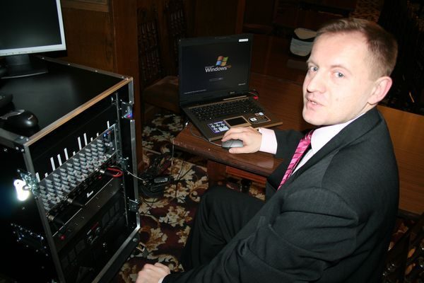 Hubert Papaj prezentuje nowy system konferencyjny.