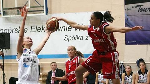 Dorota Wójcik w walce o piłkę z Candice Dupree.