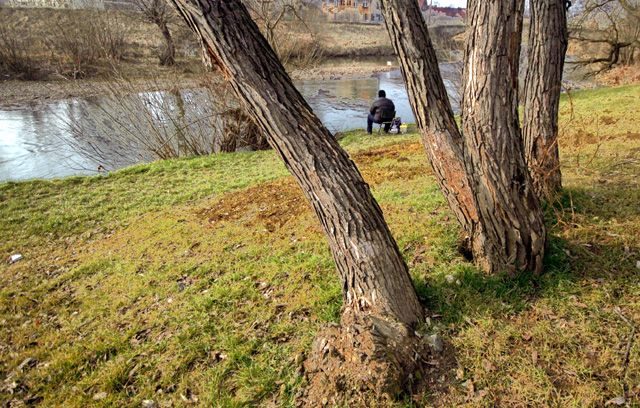 Lutowe przedpołudnie nad Bobrem przy ulicy Wiejskiej.
