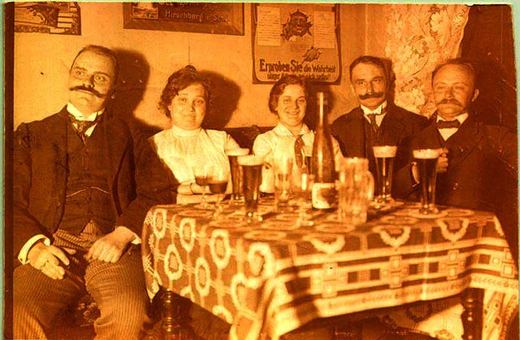Towarzyskie spotkanie przy piwie i winie w jednej z jeleniogórskich restauracji uwiecznione przez nieznanego fotografa w latach 20. minionego wieku.