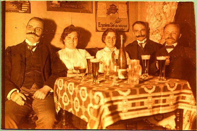 Towarzyskie spotkanie przy piwie i winie w jednej z jeleniogórskich restauracji uwiecznione przez nieznanego fotografa w latach 20. minionego wieku.