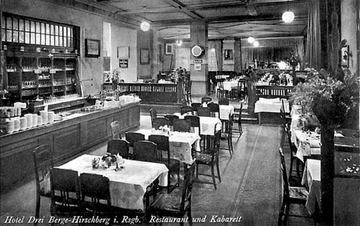 Restauracja hotelowa bez gości. W ikonografii brakuje zdjęć z rozbawionymi gośćmi. Być może fotografowanie ich nie było mile widziane?