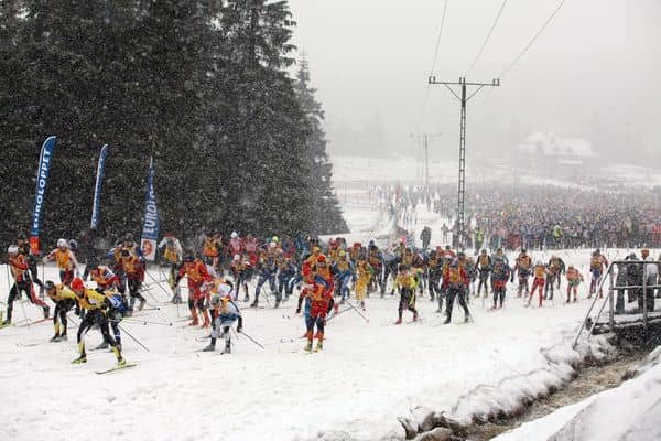 Narciarze walczyli z deszczem i wiatrem