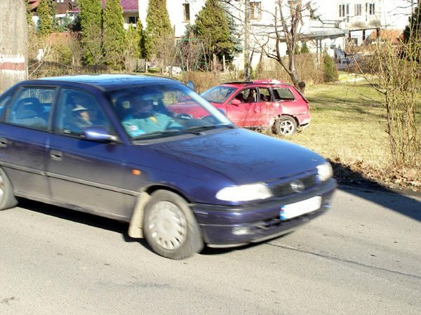 Po brawurowej jeździe – audi w polu