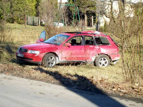 Po brawurowej jeździe – audi w polu