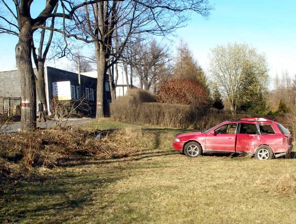 Po brawurowej jeździe – audi w polu