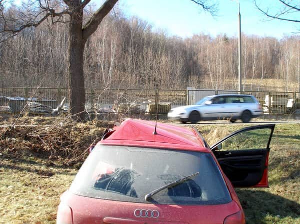 Po brawurowej jeździe – audi w polu