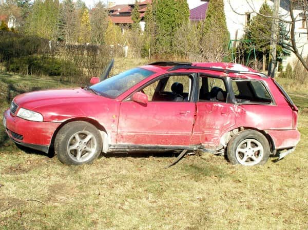 Po brawurowej jeździe – audi w polu