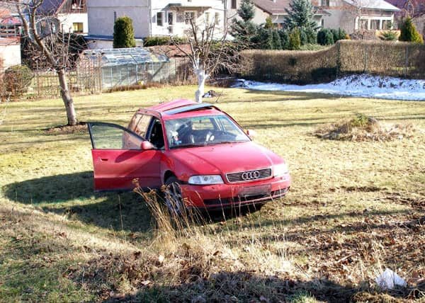Po brawurowej jeździe – audi w polu