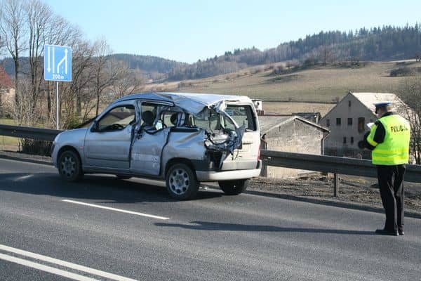 Pirat drogowy staranował samochód i uciekł