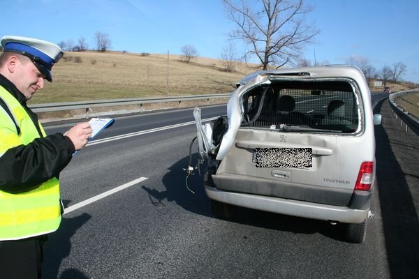 Pirat drogowy staranował samochód i uciekł