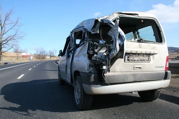 Pirat drogowy staranował samochód i uciekł