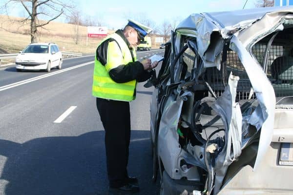 Pirat drogowy staranował samochód i uciekł