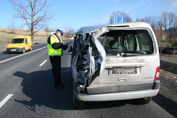 Pirat drogowy staranował samochód i uciekł