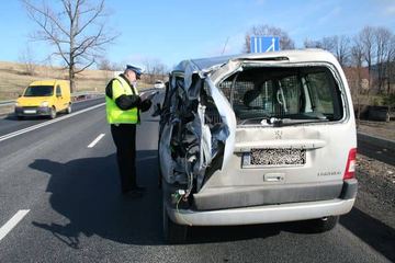 Pirat drogowy staranował samochód i uciekł