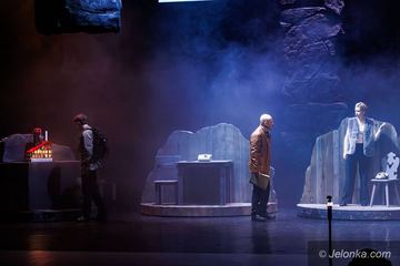 Premiera spektaklu „Schronisko, które przestało istnieć” w Teatr im. Cypriana Norwida w Jeleniej Górze przyciąga widzów z całej Polski – to pierwsza sceniczna adaptacja powieści Sł