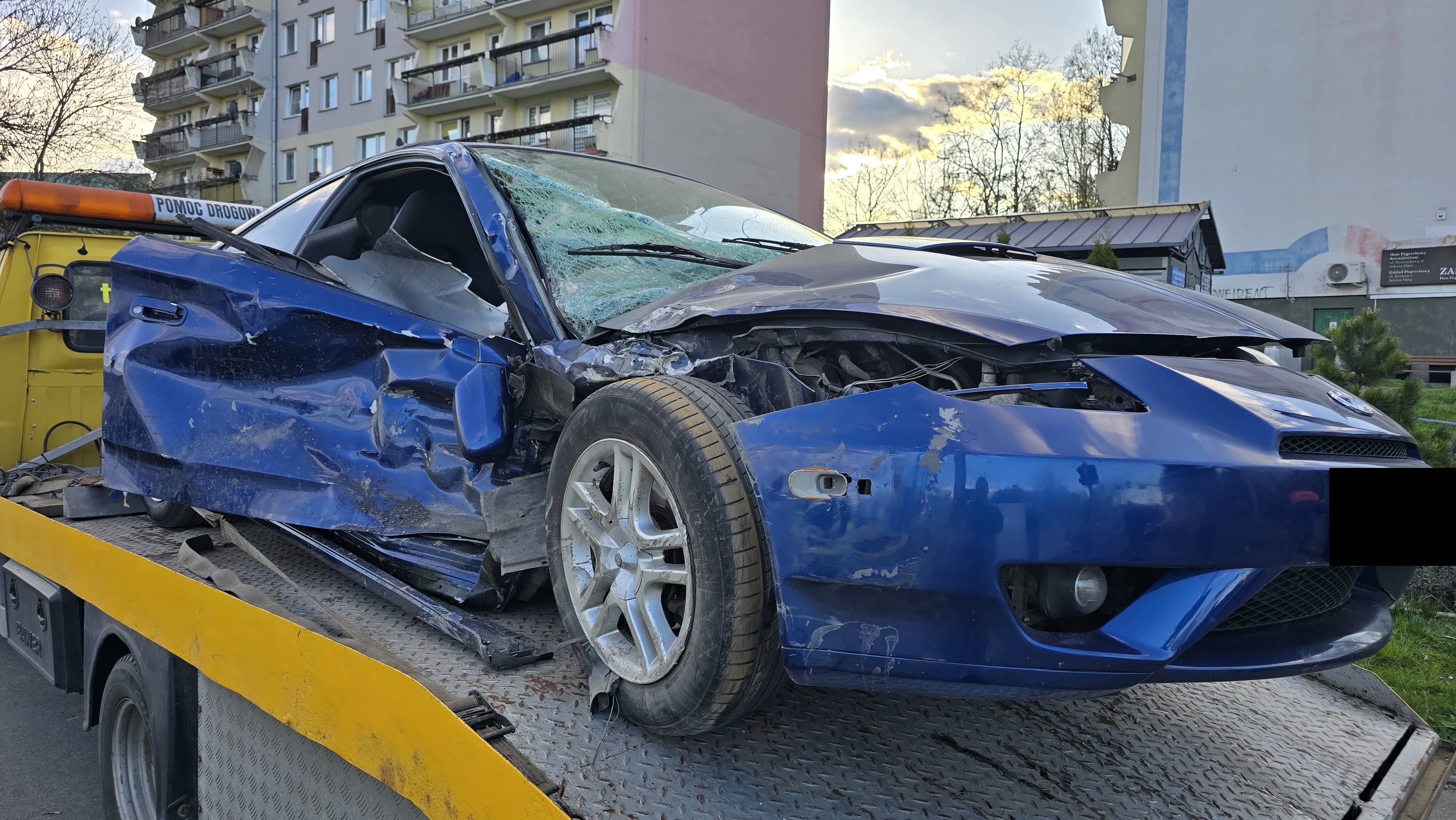 Mocny "dzwon" na Ogińskiego. Auta na lawetach