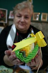 Ewa Kokoszka prezentuje pisankę wykonaną metodą wstążeczkową.