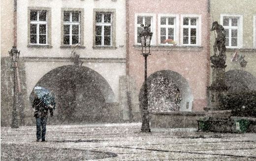 To nie grudzień, ale końcówka marca na jeleniogórskiej starówce. Przełom zimy i wiosny jest w tym roku wyjątkowo kapryśny.