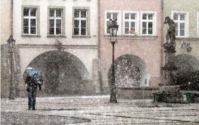 To nie grudzień, ale końcówka marca na jeleniogórskiej starówce. Przełom zimy i wiosny jest w tym roku wyjątkowo kapryśny.