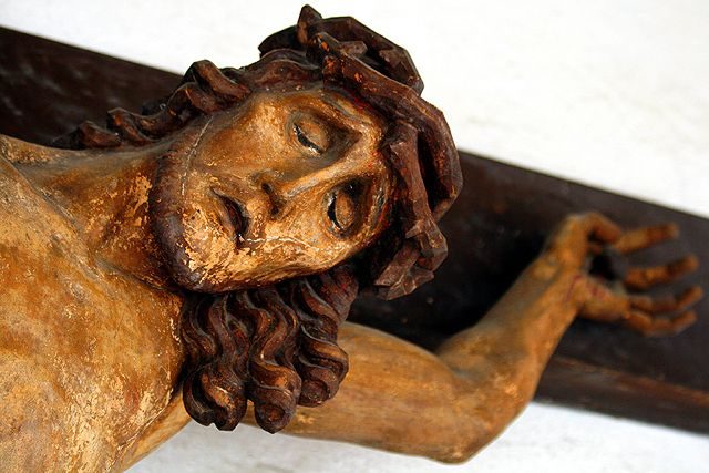 Rzeźba Ukrzyżowanego w jednej z kapliczek przy kościele św. św. Erazma i Pankracego. Dzieło uczniów dawnej szkoły snycerskiej w Cieplicach / Warmbrunn/.