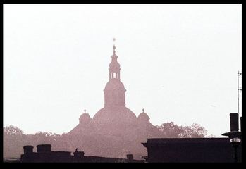 Kościół garnizonowy z perspektywy ulicy Górnej. Rok 1992.