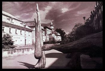 Plac Piastowski w Cieplicach ze słynną rzeźbą, którą nieznany sprawca ukradł. 1994.