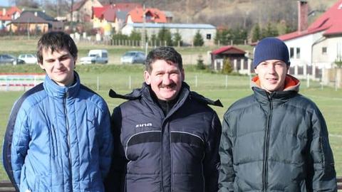 Sergiej i Maksim z prezesem Lotnika Tadeuszem Chwałkiem.