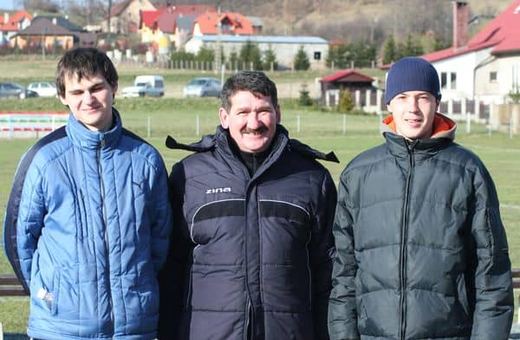 Sergiej i Maksim z prezesem Lotnika Tadeuszem Chwałkiem.