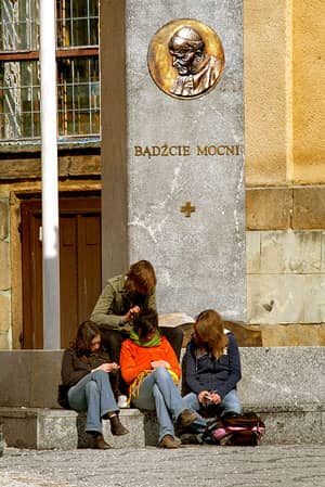 Przed papieskim pomnikiem przy kościele garnizonowym. Niedziela, 30 marca.