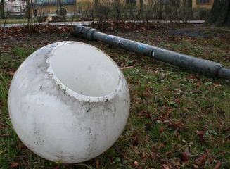 Rdza zżera słupy latarni