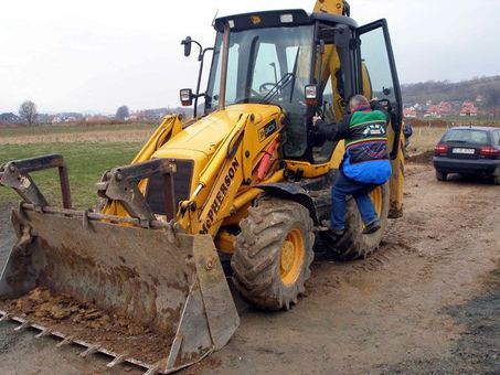 Po awanturze zdzielił go łopatą