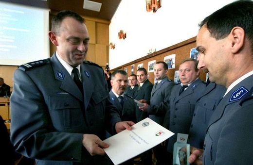 Inspektor Jarosław Soliński wręcza wyróżnienia najlepszym policjantom z Jeleniej Góry.